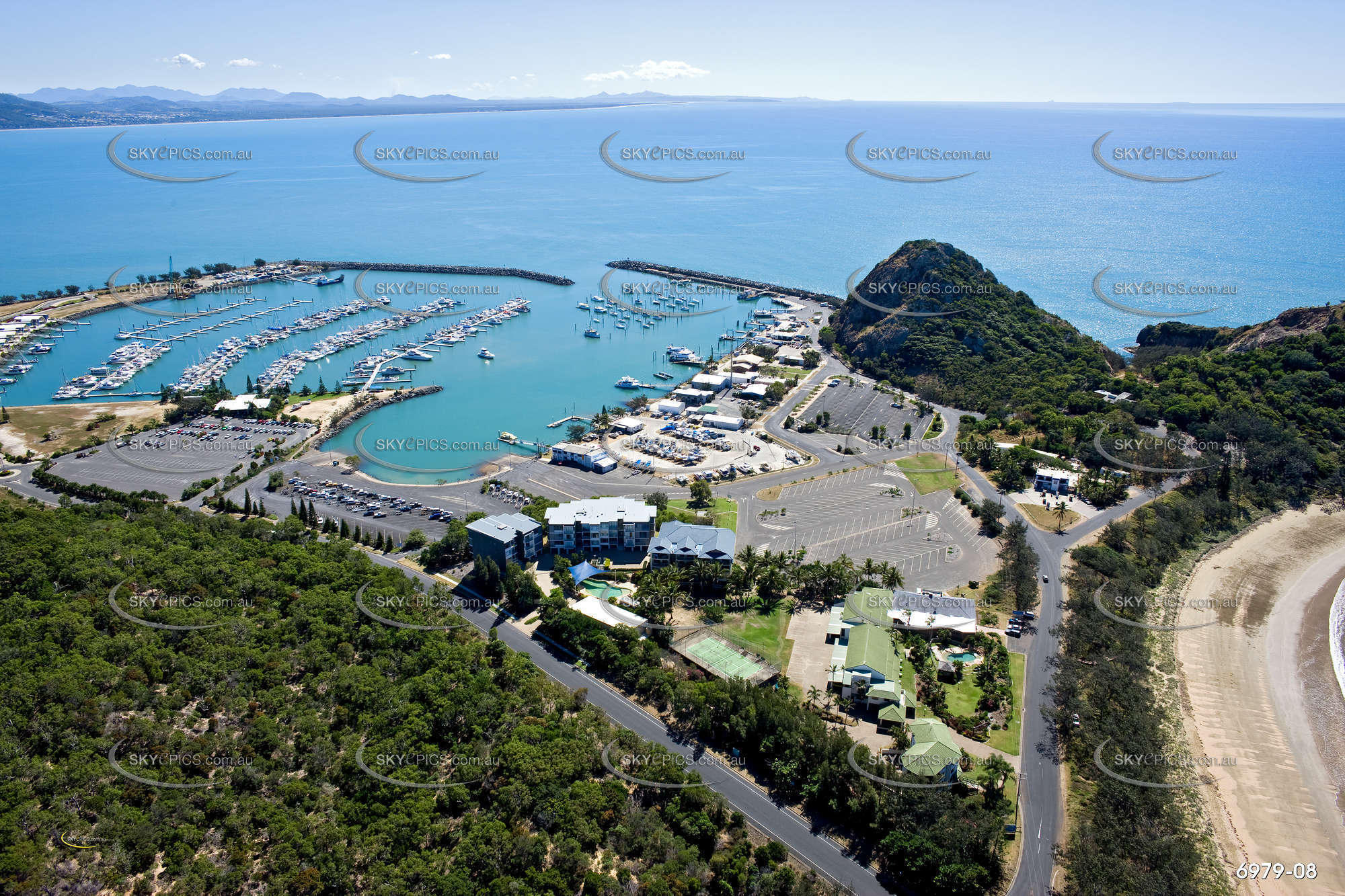 yacht club rosslyn bay